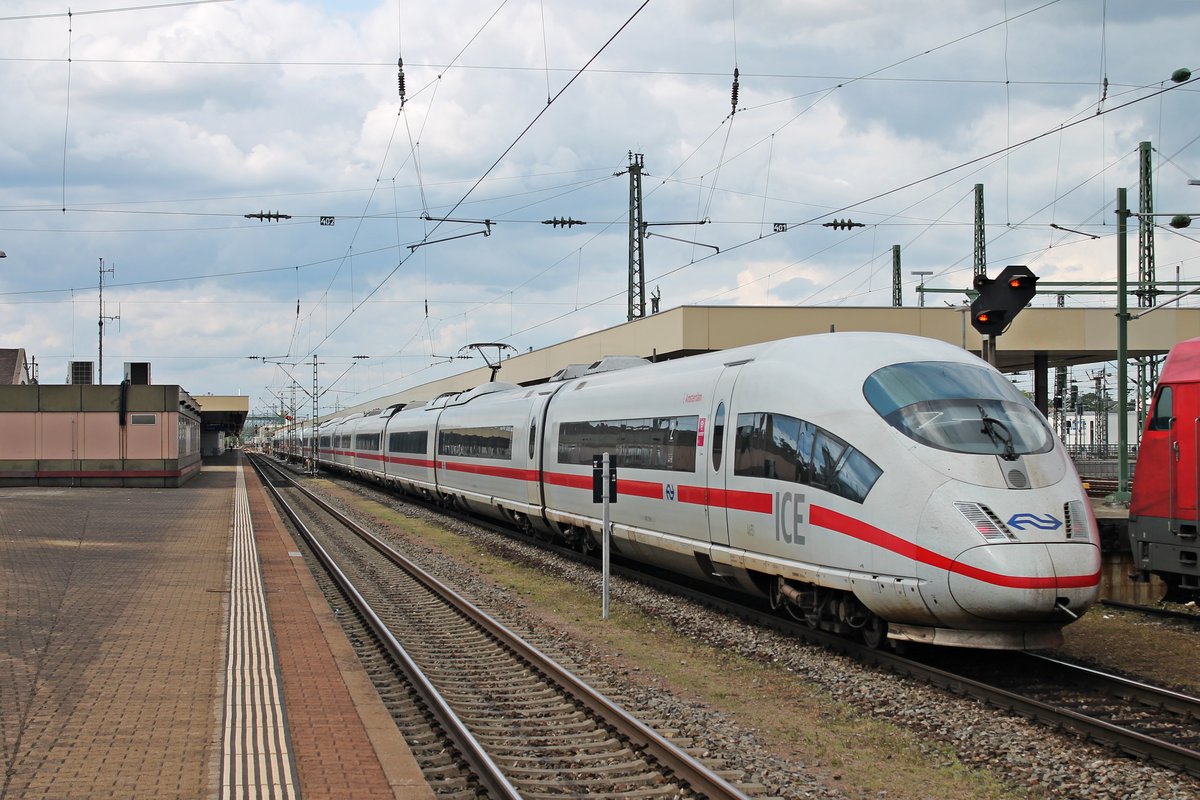 Nachschuss auf 406 551-2 (4651)  Amsterdam , der am 09.07.2015 als ICE 104 (Basel SBB - Amsterdam CS) zusammen mit 406 502-5 (4602) als ICE 504 (Basel SBB - Köln Hbf) in Basel Bad Bf an den Bahnsteig fuhren.
