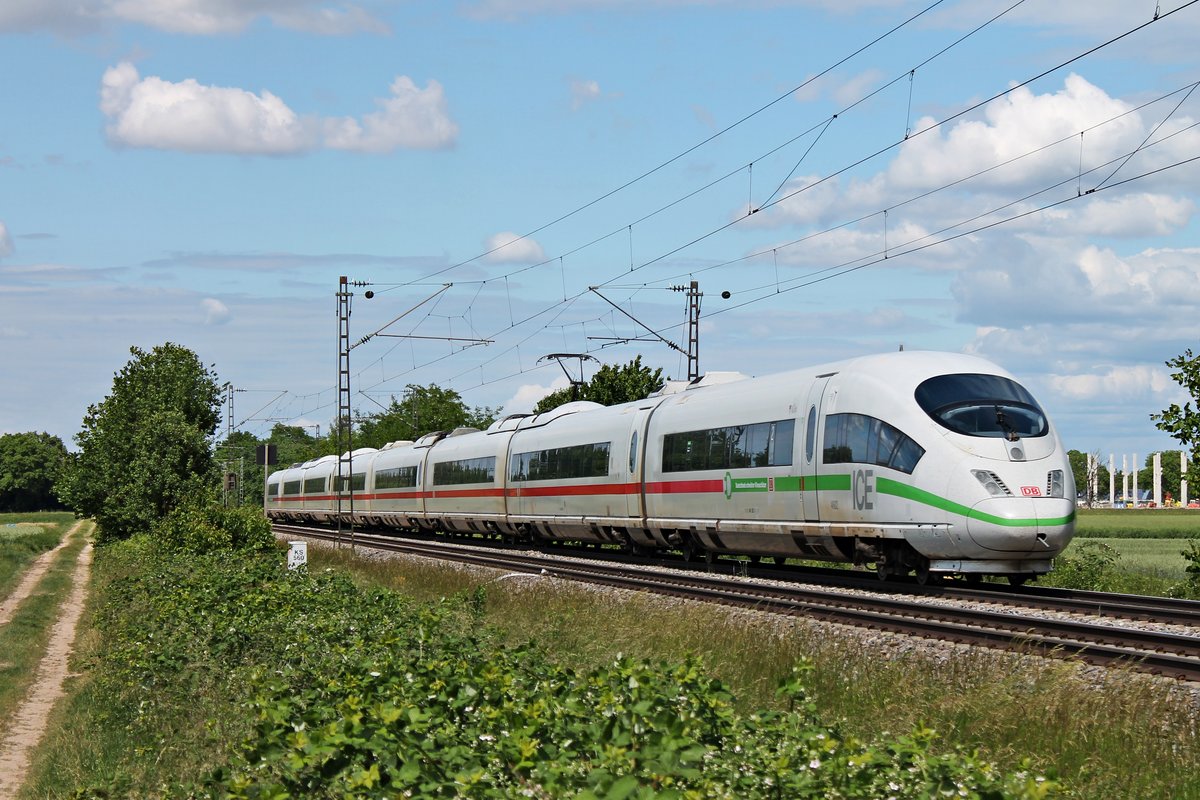 Nachschuss auf 406 582-7 (4682)  Köln , als dieser am Nachmittag des 25.05.2020 als ICE 104 (Basel SBB - Amsterdam CS) südlich von Buggingen über die Rheintalbahn durchs Markgräflerland in Richtung Freiburg (Breisgau) fuhr.
