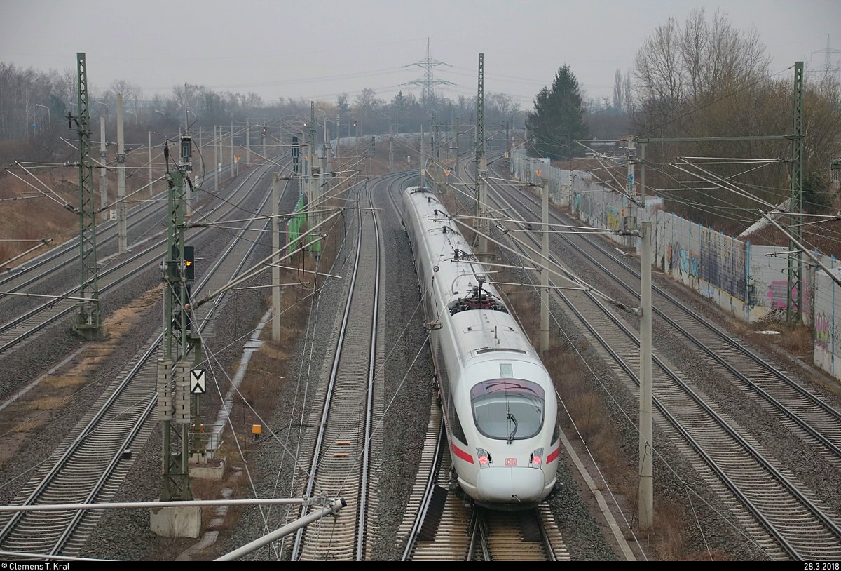 Nachschuss auf 411 ??? als ICE 1636 (Linie 15) von Berlin Hbf (tief) nach Frankfurt(Main)Hbf, der den Abzweig Thüringen (At) passiert. Aufgenommen von der Brücke Dieselstraße, Halle (Saale). [28.3.2018 | 8:20 Uhr]