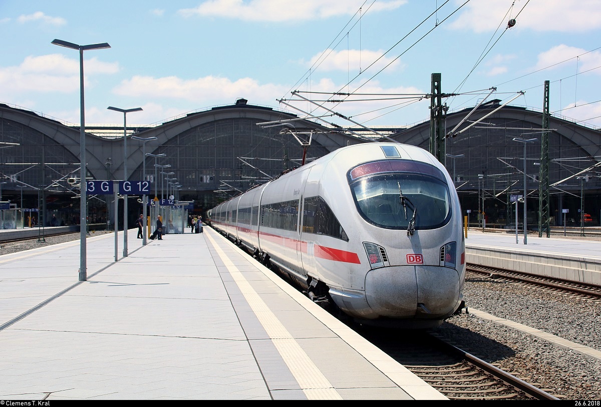 Nachschuss auf 411 010 (Tz 1110  Naumburg (Saale) ) als ICE 1558 von Dresden Hbf nach Wiesbaden Hbf, der Leipzig Hbf auf Gleis 12 erreicht.
Der Zug wird gleich mit 415 501 (Tz 1501  Eisenach ) vereinigt, welcher erst hier startet.
[26.6.2018 | 13:26 Uhr]