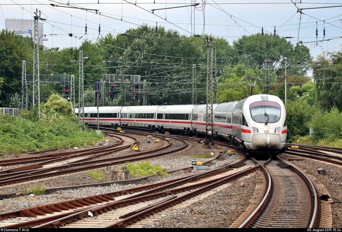 Nachschuss auf 411 010/411 510 (Tz 1110  Naumburg (Saale) ) als ICE 1600 (Linie 28) von München Hbf nach Hamburg-Altona, der Hamburg Hbf auf Gleis 8 verlässt.
Aufgenommen von Bahnsteig 7/8.
[5.8.2019 | 15:34 Uhr]