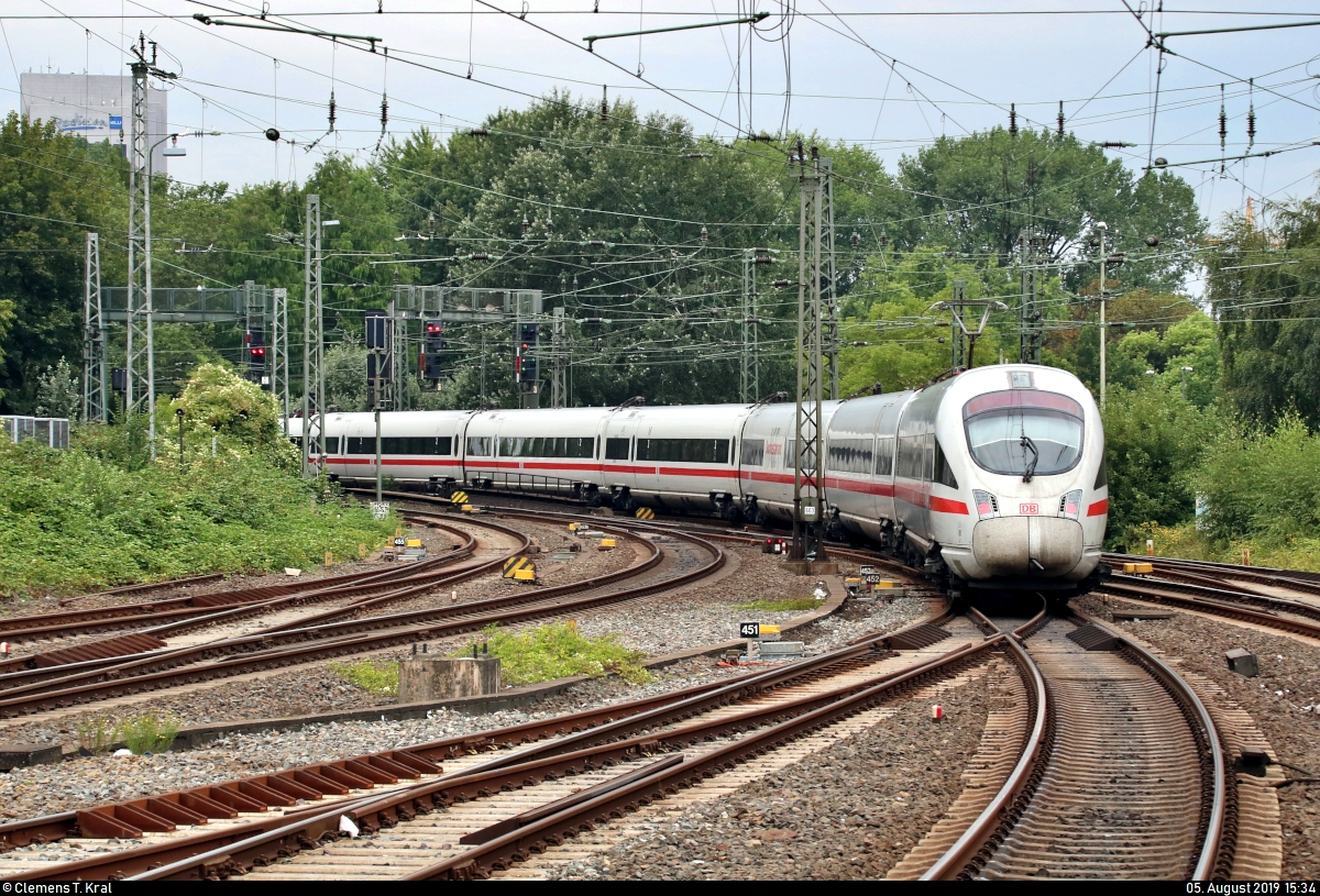 Nachschuss auf 411 010/411 510 (Tz 1110  Naumburg (Saale) ) als ICE 1600 (Linie 28) von München Hbf nach Hamburg-Altona, der Hamburg Hbf auf Gleis 8 verlässt.
Aufgenommen von Bahnsteig 7/8.
[5.8.2019 | 15:34 Uhr]
