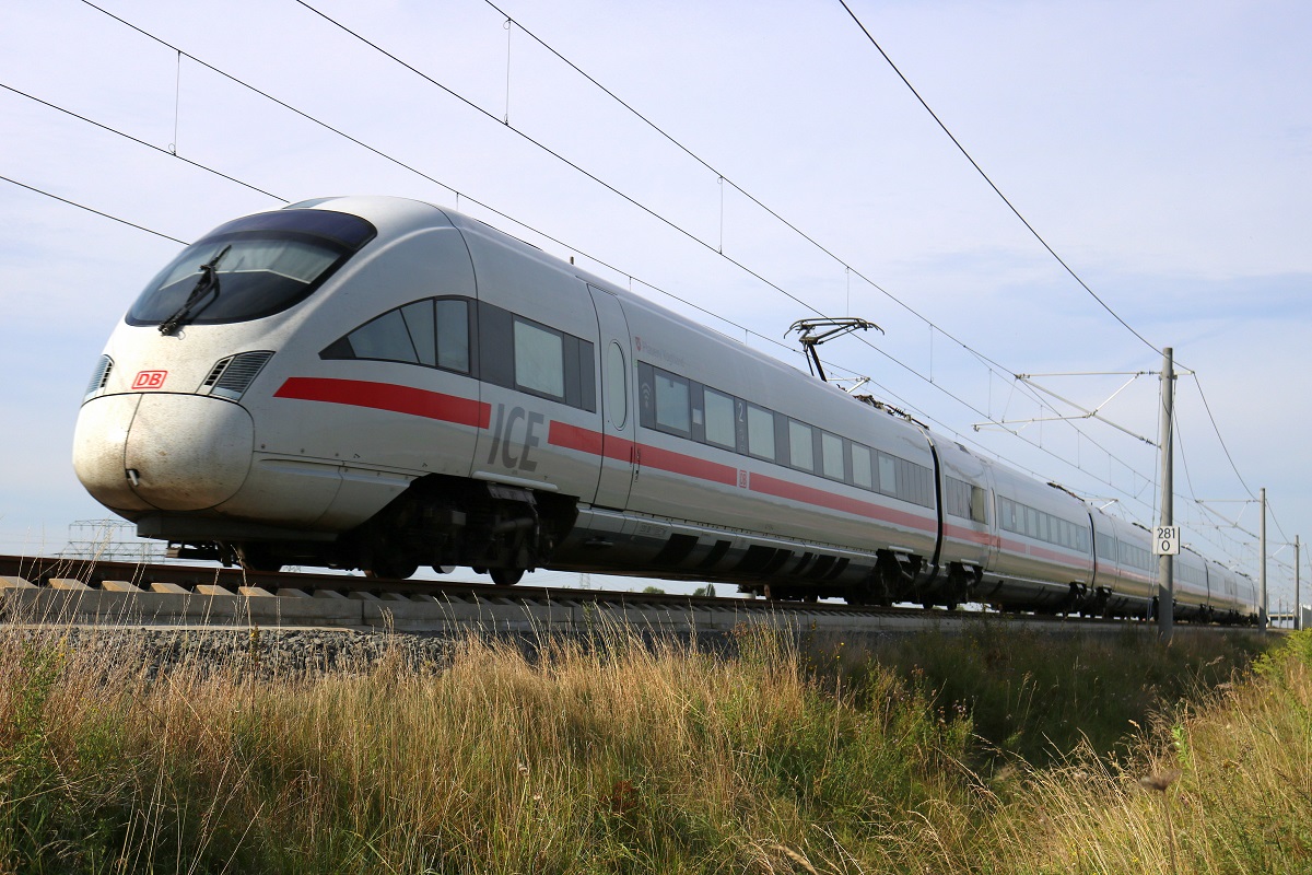 Nachschuss auf 411 018 (Tz 1118  Plauen/Vogtland ) als ICE 1652 (Linie 50) von Dresden Hbf nach Wiesbaden Hbf in Dieskau auf der Neubaustrecke Erfurt–Leipzig/Halle (KBS 580). [8.8.2017 - 9:49 Uhr]