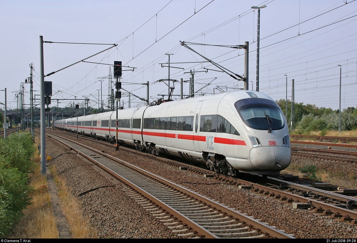 Nachschuss auf 411 027 (Tz 1127  Weimar ) und 411 557 (Tz 1157  Innsbruck ) als ICE 1507  Werdenfelser Land  (Linie 28) von Hamburg-Altona nach Garmisch-Partenkirchen, die den Bahnhof Bitterfeld auf Gleis 3 durchfahren.
[21.7.2018 | 9:28 Uhr]