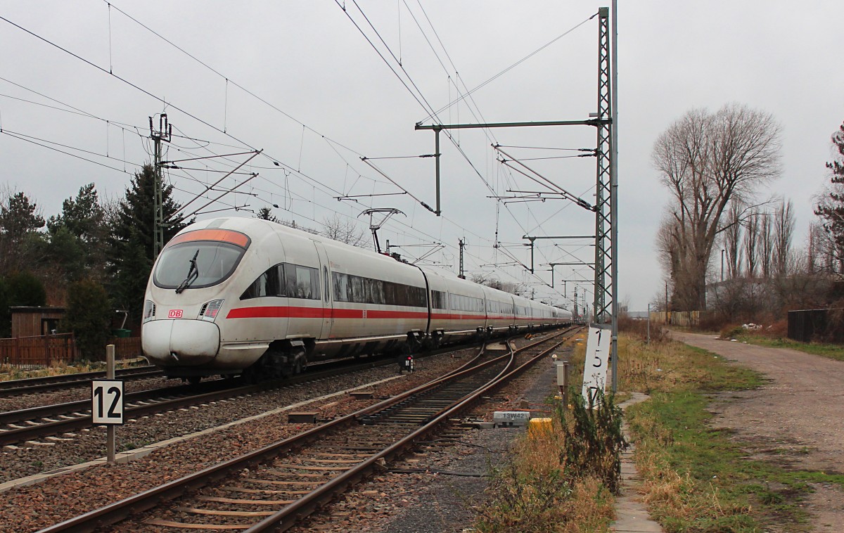 Nachschuß auf den 411 089-9  Paderborn  und 415 024-9  Hansestadt Rostock  die am 03.01.2015 als ICE 1548 (Dresden Hbf - Frankfurt(M) Flughafen Fernbf) soeben den Bahnübergang in Markranstädt passiert haben.