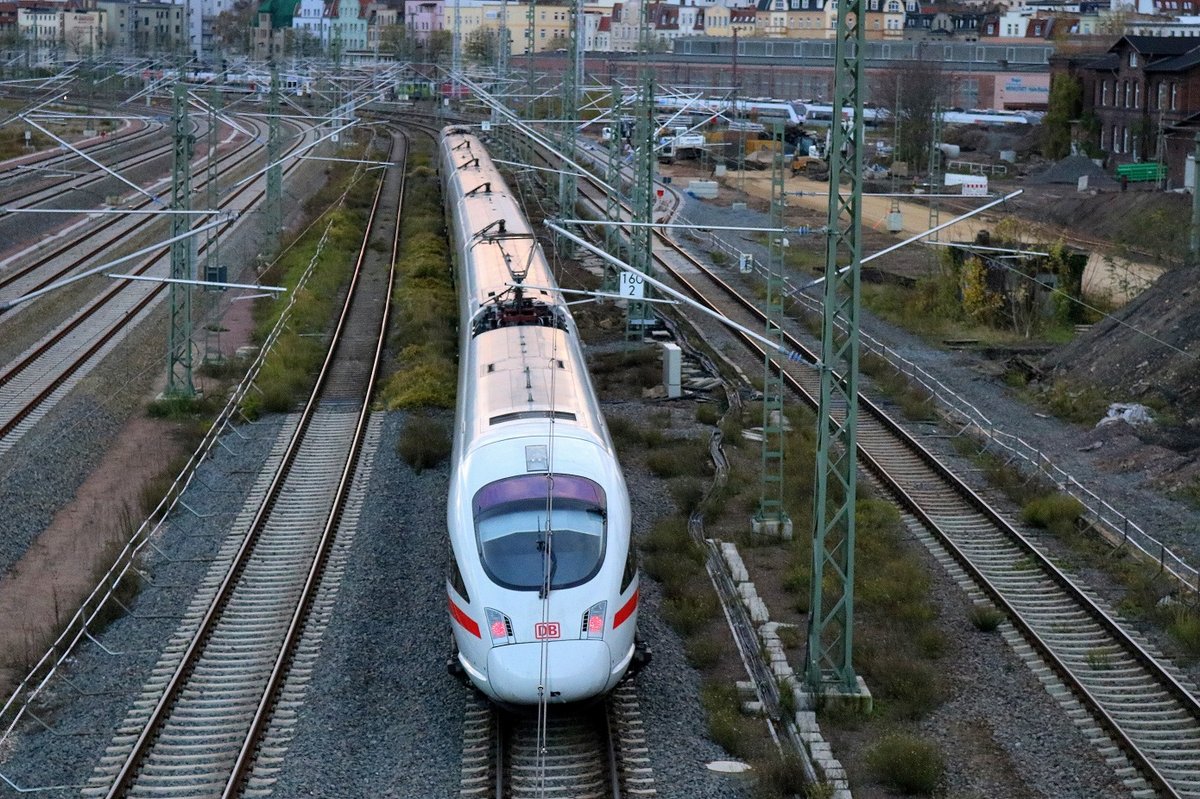 Nachschuss auf 411 202-5 (Tz 1126  Leipzig ) als ICE 1538 (Linie 15) von Berlin Hbf (tief) nach Frankfurt(Main)Hbf, der die Zugbildungsanlage Halle (Saale) in südlicher Richtung passiert. Aufgenommen von der Berliner Brücke. [31.10.2017 | 16:09 Uhr]