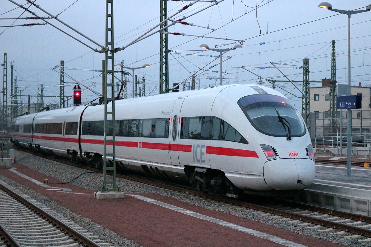 Nachschuss auf 411 528 (Tz 1128  Reutlingen ) als ICE 1539 (Linie 15) von Frankfurt(Main)Hbf nach Berlin Hbf (tief), der Halle(Saale)Hbf auf Gleis 10 verlässt. [2.12.2017 | 15:52 Uhr]