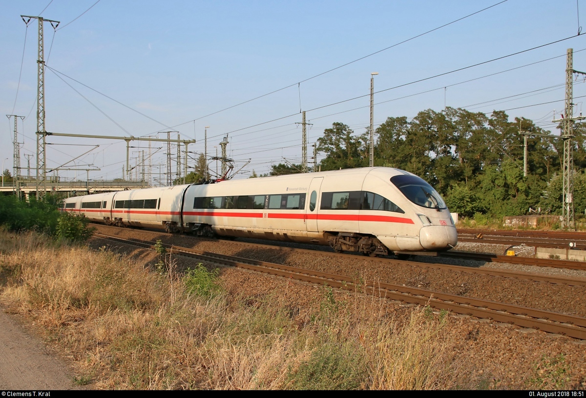 Nachschuss auf 411 574-7 (Tz 1174  Hansestadt Warburg ) und 411 525-9 (Tz 1125  Arnstadt ) als ICE 1506 (Linie 28) von München Hbf nach Hamburg-Altona, die Lutherstadt Wittenberg Hbf auf Gleis 3 verlassen.
[1.8.2018 | 18:51 Uhr]