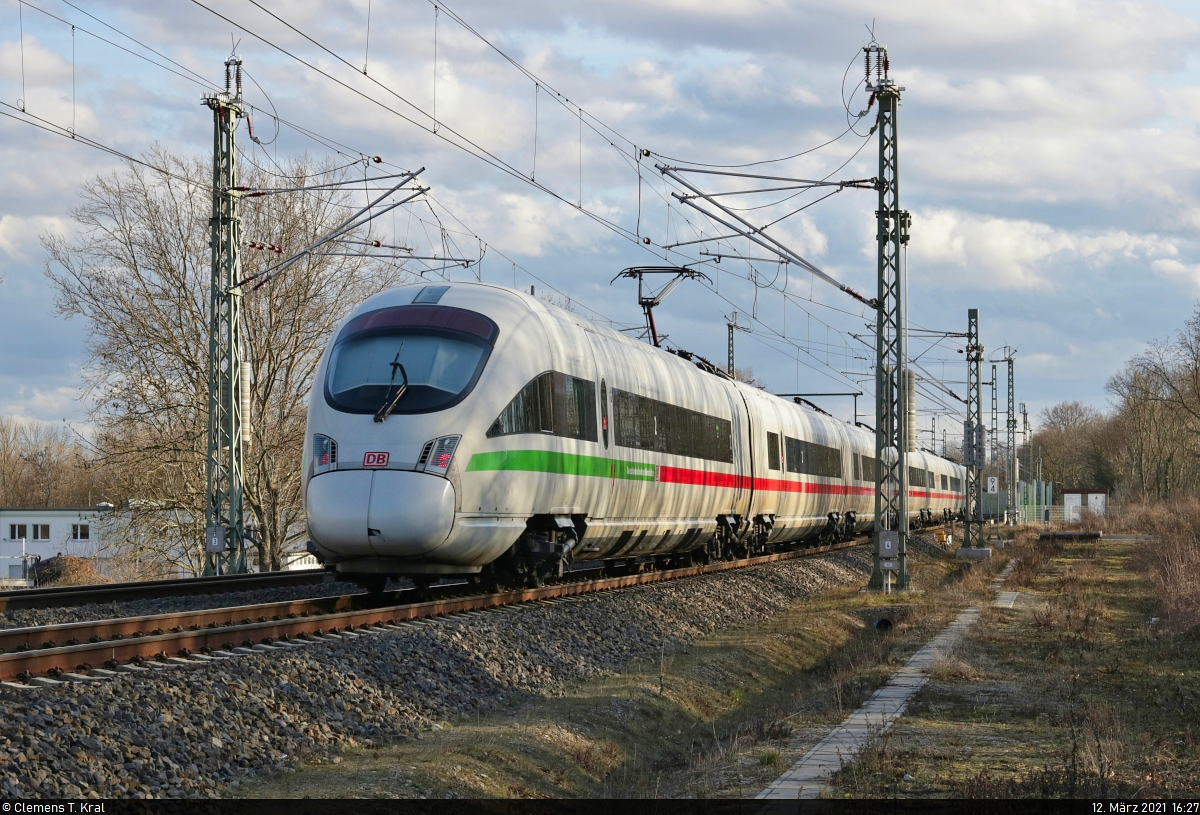 Nachschuss auf 411 575-4 (Tz 1175  Villingen-Schwenningen ), der anstelle eines zwölfteiligen ICE 4 durch Schkopau fährt.
Wegen Brückenarbeiten in Erfurt-Linderbach vom 8.3. bis zum 22.3.2021 musste die Neubaustrecke Erfurt–Leipzig/Halle gesperrt werden. Die ICE wurden über die Altbaustrecken mit veränderten Fahrzeiten umgeleitet oder fielen (teilweise) aus.

🧰 DB Fernverkehr
🚝 ICE 709 (Linie 18) Berlin Hbf (tief)–München Hbf
🚩 Bahnstrecke Halle–Bebra (KBS 580)
🕓 12.3.2021 | 16:27 Uhr