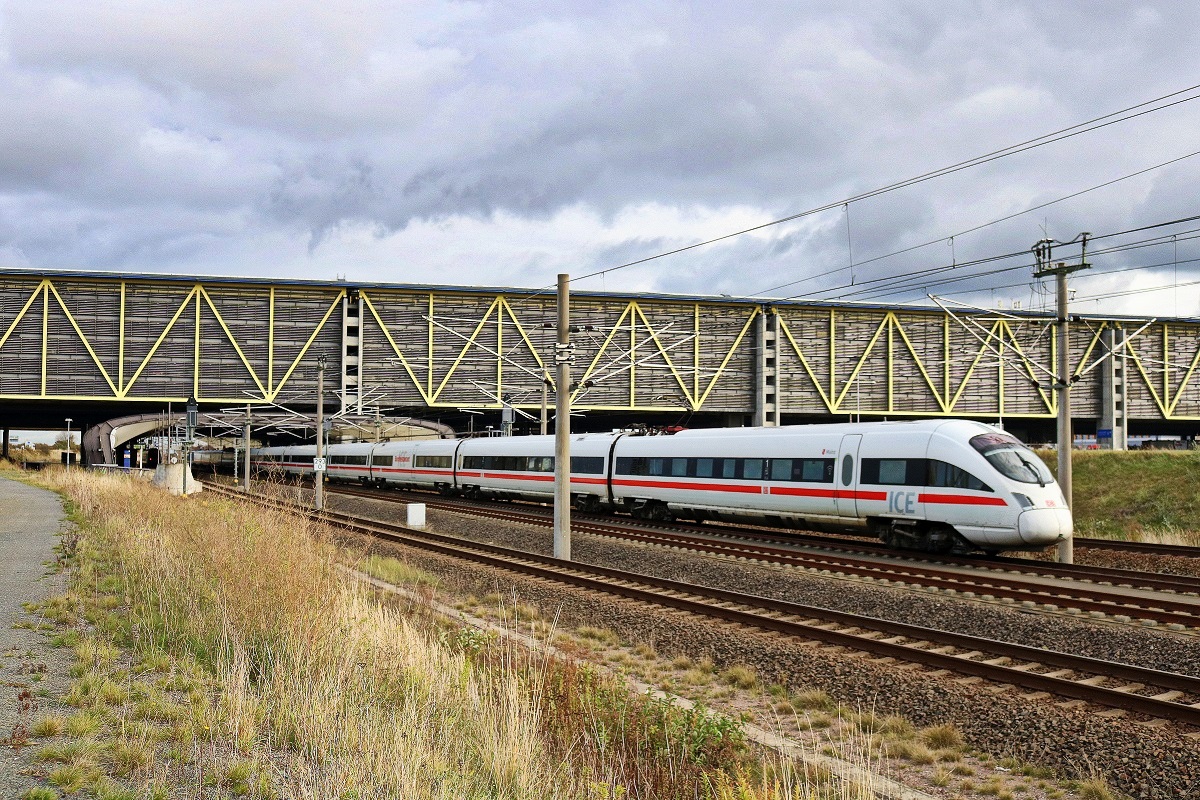 Nachschuss auf 411 582 (Tz 1182  Mainz ) und 415 520 (Tz 1520  Gotha ) als ICE 1559 (Linie 50.1) von Wiesbaden Hbf nach Dresden Hbf, die den Bahnhof Leipzig/Halle Flughafen auf der Neubaustrecke Erfurt–Leipzig/Halle (KBS 580) durchfahren. [31.10.2017 | 14:19 Uhr]