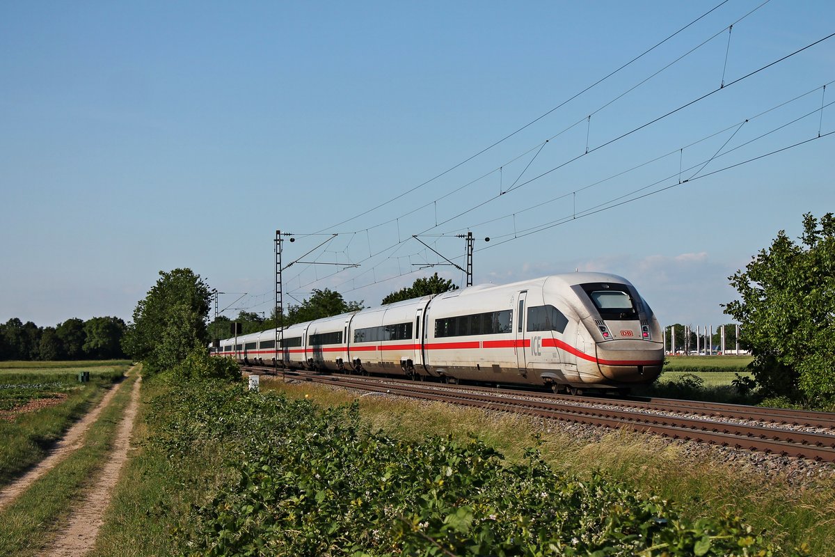 Nachschuss auf 412 002 (9002/5812 002-4), als dieser am Abend des 26.05.2020 als ICE 272 (Zürich HB - Hamburg Altona) südlich von Buggingen über die Rheintalbahn durchs Markgräflerland in Richtung Freiburg (Breisgau) fuhr.