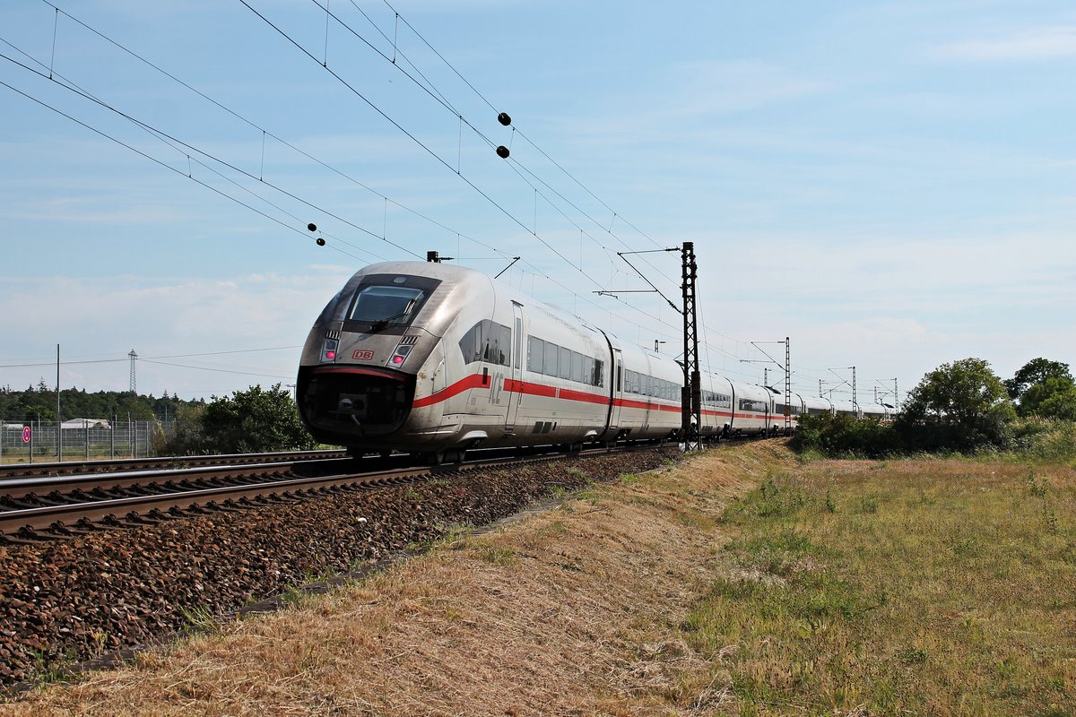 Nachschuss auf 412 008 (9008/0812 008-2), als dieser am späten Nachmittag des 03.06.2020 als ICE 77 (Kiel Hbf - Zürich HB) nördlich von Waghäusel über die Rheinbahn in Richtung Graben-Neudorf/Karlsruhe fuhr.