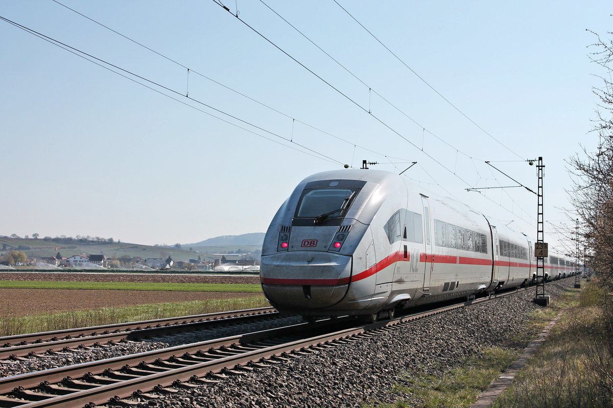 Nachschuss auf 412 013 (9013/0812 013-2), als dieser am Nachmittag des 01.04.2020 als ICE 75 (Hamburg Altona - Basel Bad Bf) nördlich von Hügelheim über die Rheintalbahn in Richtung Müllheim (Baden) fuhr.
