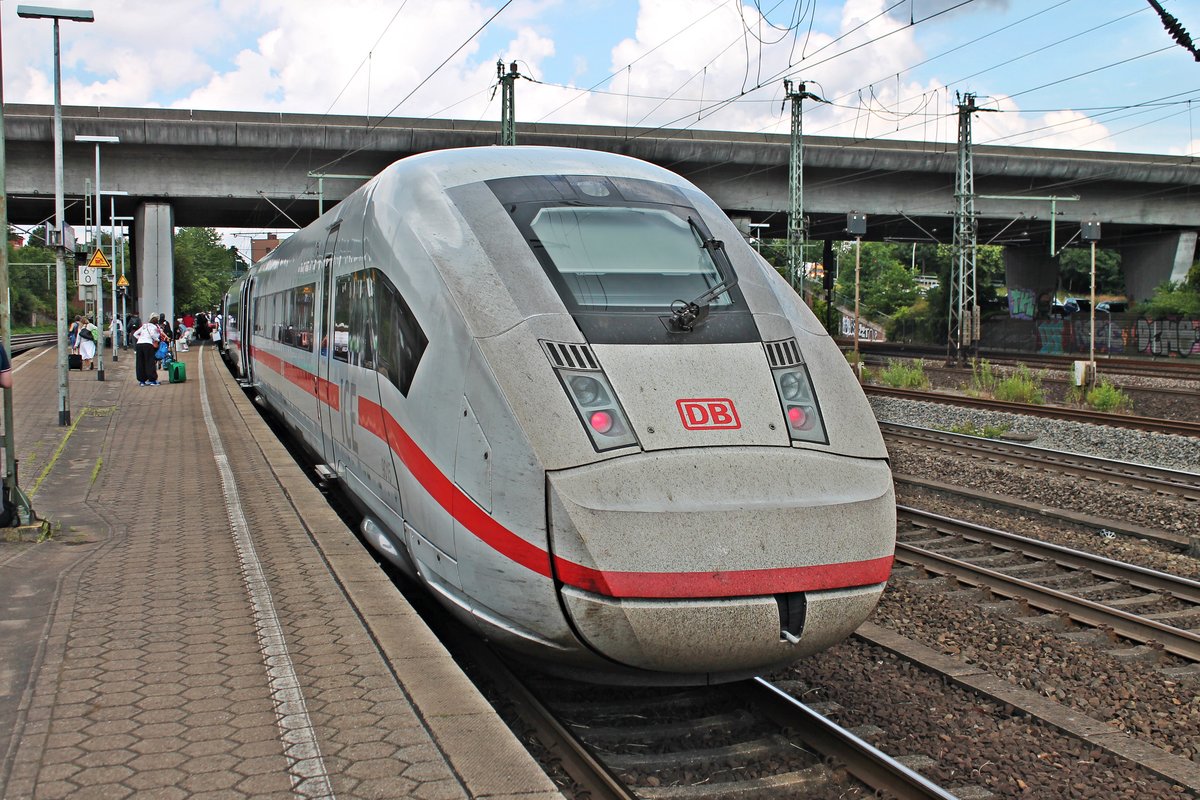Nachschuss auf 412 015 (9015/5812 015-6), als dieser am Mittag des 19.07.2019 am Bahnsteig auf Gleis 5 im Bahnhof von Hamburg Harburg stand und darauf wartete nach dem Richtungswechsel wieder in den Süden zu fahren.