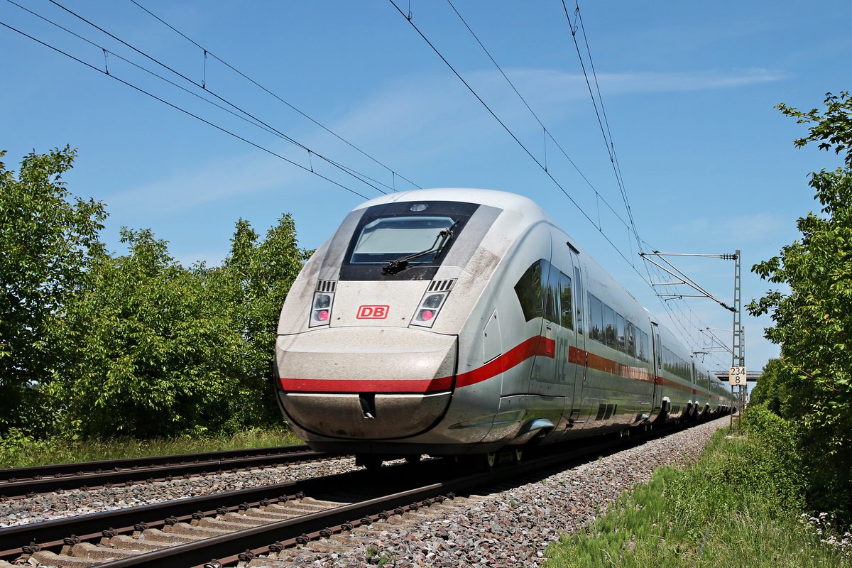 Nachschuss auf 412 016 (9016/5812 016-4), als dieser am späten Mittag des 27.05.2020 als ICE 72 (Chur HB - Hamburg Altona) bei der Gemeinde Hügelheim über die Rheintalbahn durchs Markgräflerland in Richtung Buggingen fuhr.