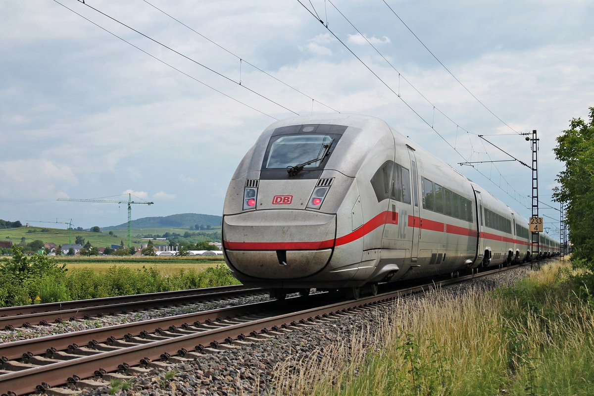 Nachschuss auf 412 023 (9023/5812 023-0), als dieser am späten Nachmittag des 03.06.2020 als ICE 371 (Berlin Ostbahnhof - Interlaken Ost) nördlich von Hügelheim über die KBS 702 (Rheintalbahn) am Schwarzwald vorbei in Richtung Schweiz fuhr.