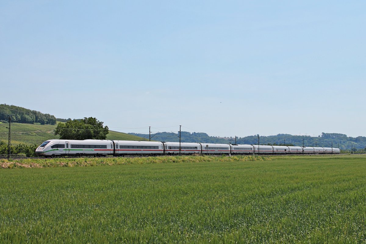 Nachschuss auf 412 026 (9026/0812 026-4)  Zürichsee , als dieser am späten Mittag des 02.06.2020 als ICE 73 (Kiel Hbf - Zürich HB) nördlich von Schliengen über die Rheintalbahn durchs Markgräflerland in Richtung Schweiz fuhr.