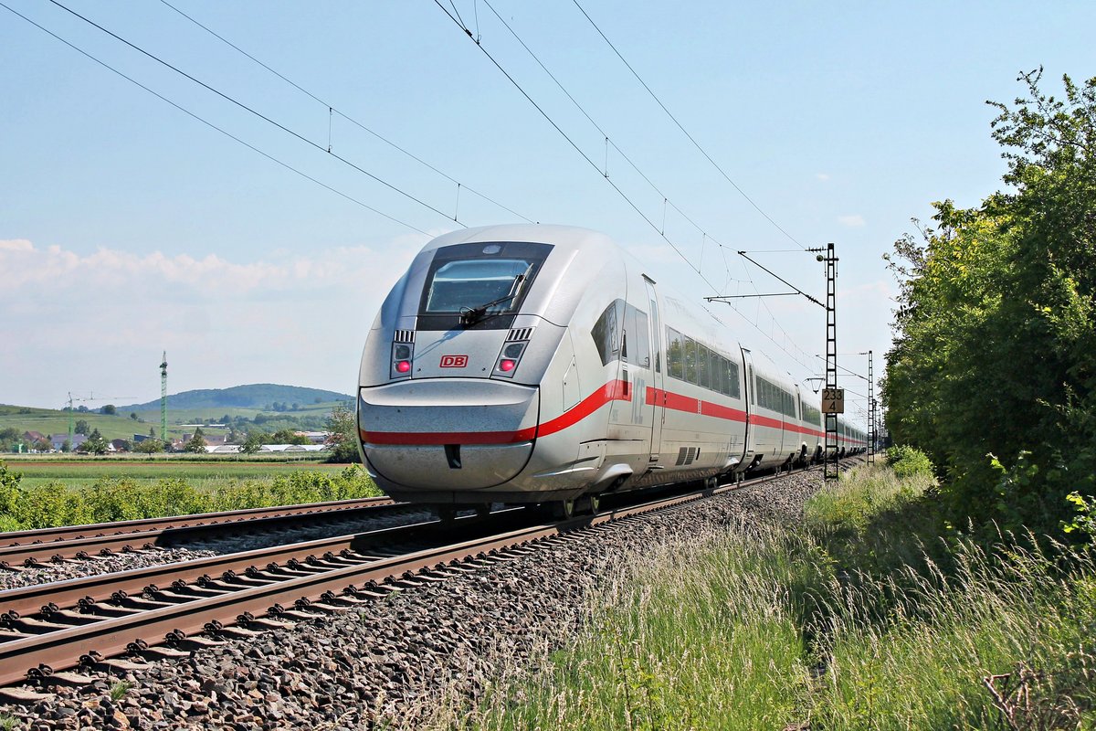 Nachschuss auf 412 035 (9035/0812 035-5), als dieser am Nachmittag des 19.05.2020 als ICE 75 (Hamburg Altona - Basel Bad Bf) nördlich von Hügelheim über die Rheintalbahn durchs Markgräflerland in Richtung Müllheim (Baden) fuhr.