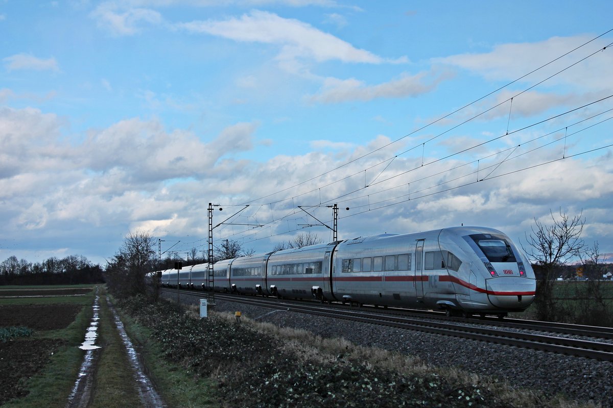 Nachschuss auf 412 040 (9040/5812 040-4), als dieser am frühen Nachmittag des 28.01.2020 als ICE (Chur - Hamburg Altona) südlich von Buggingen durchs Markgräflerland in Richtung Norden fuhr.
