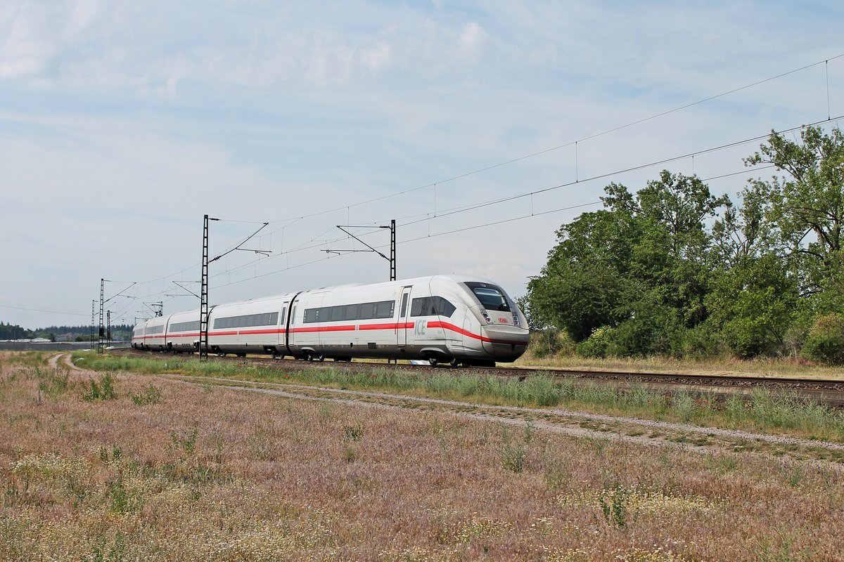 Nachschuss auf 412 044 (9044/0812 044-7), als dieser am Vormittag des 03.06.2020 als ICE 71 (Hamburg Altona - Chur HB) nördlich von Waghäusel über die Rheintalbahn in Richtung Graben-Neudorf/Karlsruhe fuhr.