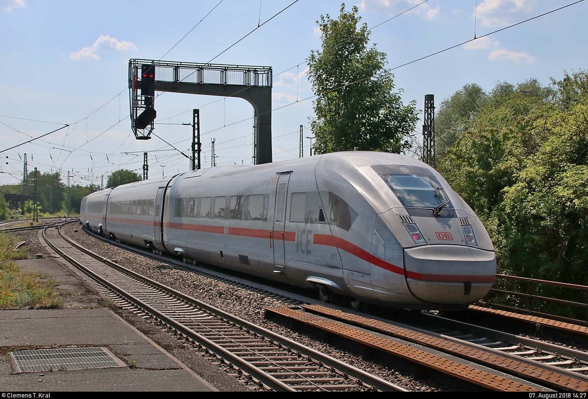Nachschuss auf 412 511 (Tz 9011) als verspäteter ICE 881 von Hamburg-Altona nach München Hbf, der den Bahnhof Uelzen auf Gleis 101 verlässt.
[7.8.2018 | 14:27 Uhr]