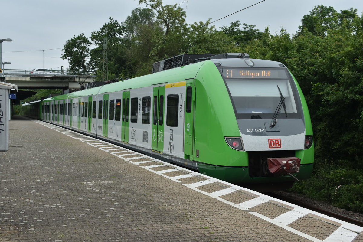 Nachschuß auf den 422 542-1 der im VRR-Design als S1 nach Solingen Hbf gerade Düsseldorf Angermund verlässt. 30.5.2019