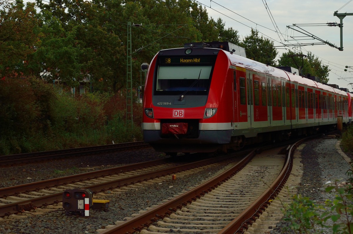 Nachschuß auf den 422 549-4 der hier in Korschenbroich als S8 nach Hagen fahrend zu sehen ist. 11.10.2014