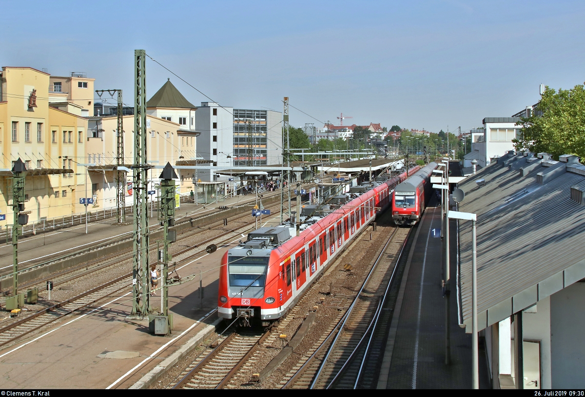 Nachschuss auf 423 309-4, 423 ??? und 423 ??? der S-Bahn Stuttgart als S5 von Stuttgart Schwabstraße nach Bietigheim-Bissingen, die den Bahnhof Ludwigsburg auf Gleis 2 erreichen.
Daneben, auf Gleis 1, steht DABpbzfa 762 mit Zuglok 147 008-7 von DB Regio Baden-Württemberg als RB 19966 von Stuttgart Hbf nach Heilbronn Hbf.
Aufgenommen von der Fußgängerbrücke.
[23.7.2019 | 9:30 Uhr]