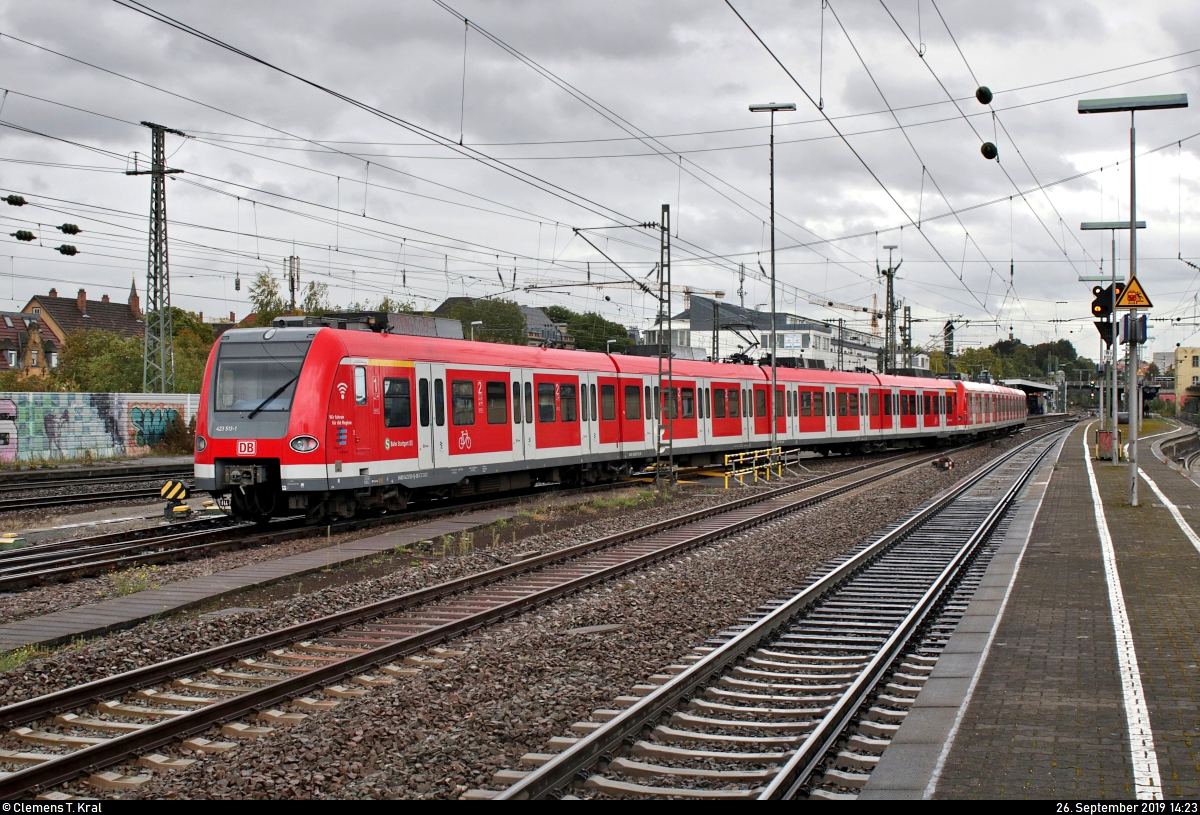 Nachschuss auf 423 513-1 und 423 962-0 der S-Bahn Stuttgart, die die Abstellgruppe des Bahnhofs Ludwigsburg Richtung Kornwestheim Pbf verlassen.
[26.9.2019 | 14:22 Uhr]