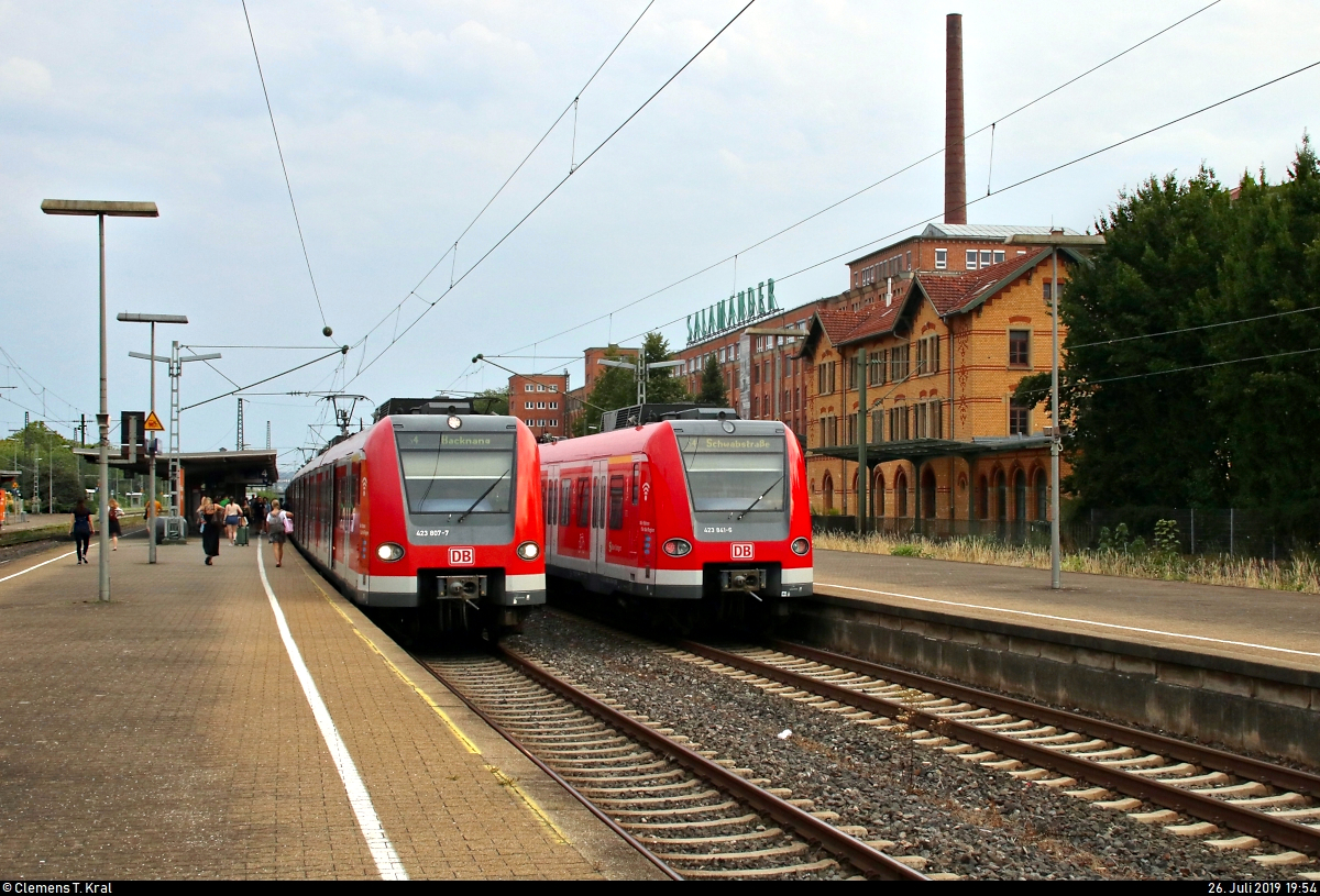 Nachschuss auf 423 841-6 und 423 ??? der S-Bahn Stuttgart als S4 von Marbach(Neckar) nach Stuttgart Schwabstraße, die den Bahnhof Kornwestheim Pbf auf der Bahnstrecke Stuttgart Hbf–Würzburg Hbf (Frankenbahn | 4800) erreichen.
Links daneben, auf Gleis 4, stehen 423 807-7 und 423 ??? als S4 von Stuttgart Schwabstraße nach Backnang.
Bild durchlief die Selbstfreischaltung (Halos).
(Neubearbeitung)
[26.7.2019 | 19:54 Uhr]