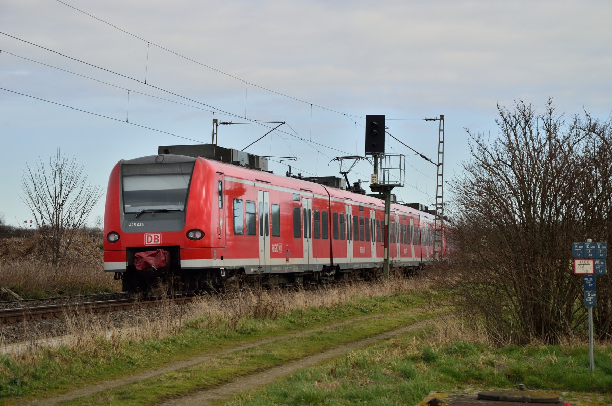 Nachschuß auf den 425 034 der am Ende eines RE8 Zuges nach Koblenz läuft.
Hier ist er hinter Gubberath in Richtung Noithausen fahrend zu sehen. 23.2.2014