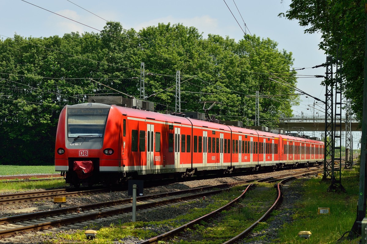 Nachschuß auf den 425 101-3, der als Schlußakt einer RE8 nach Koblenz gerade Rommerskirchen verlässt. 18.5.2014