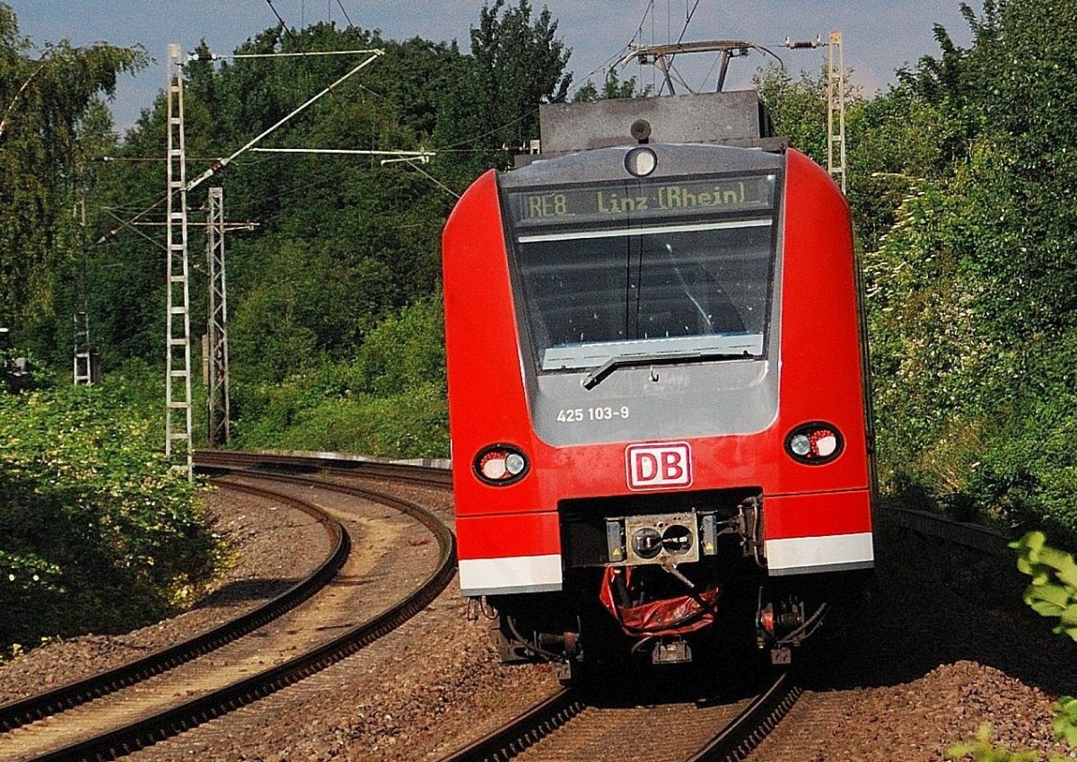 Nachschuß auf den 425 103 der als RE8 nach Linz unterwegs ist.
Jüchen 16.6.2015