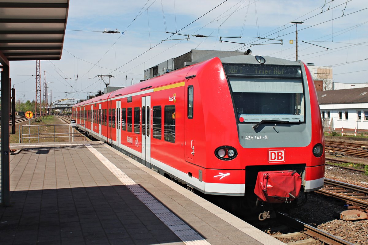 Nachschuss auf 425 141-9  Bous , als dieser am 12.04.2017 als RB71 (Homburg (Saar) Hbf - Trier Hbf) aus dem Bahnhof von Dillingen (Saar) gen Norden fuhr.
