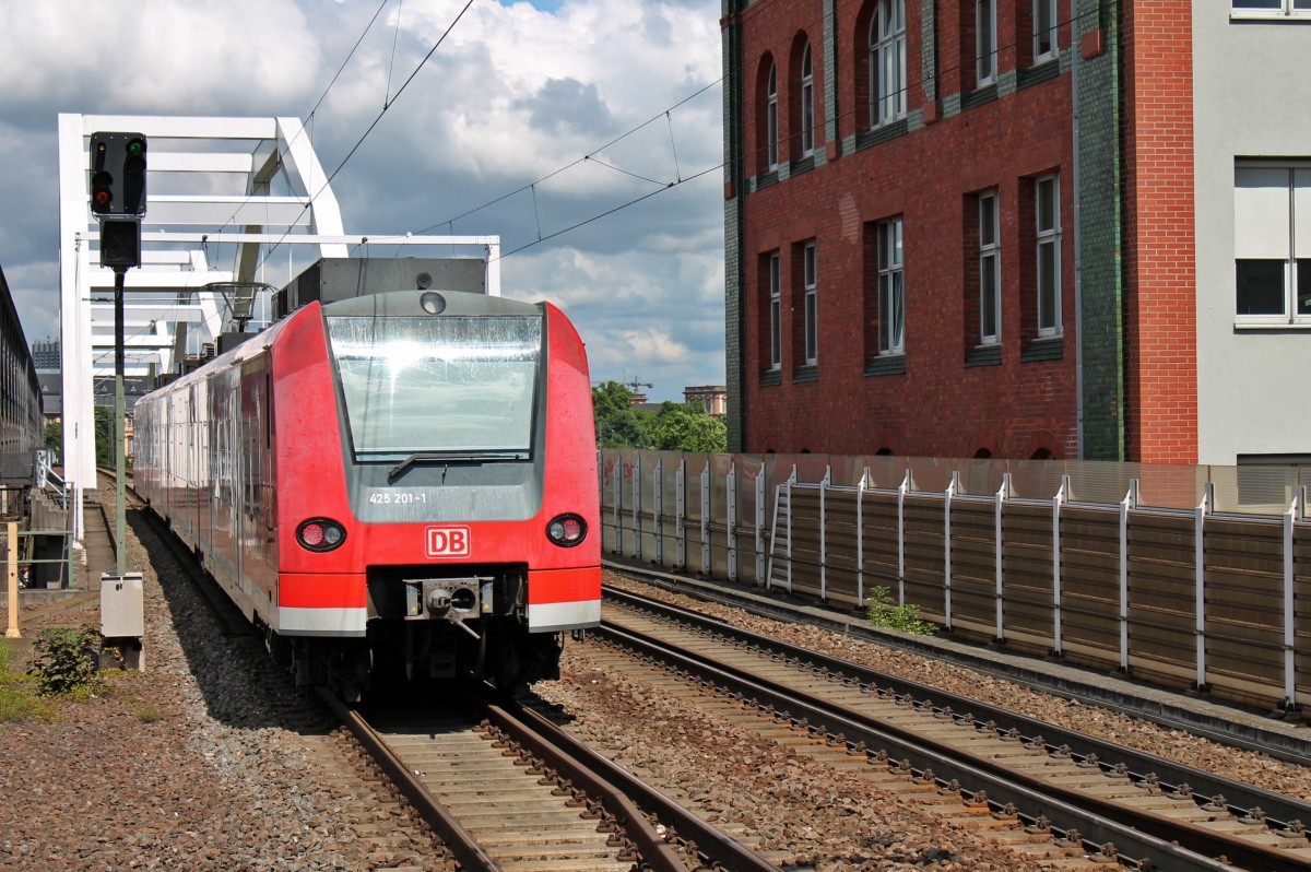 Nachschuss auf 425 201-1  Mosbach  als S2 nach Mosbach (Baden) am 24.05.2014 bei der Ausfahrt in Ludwigshafen (Rhein) Mitte in Richtung Mannheim Hbf.