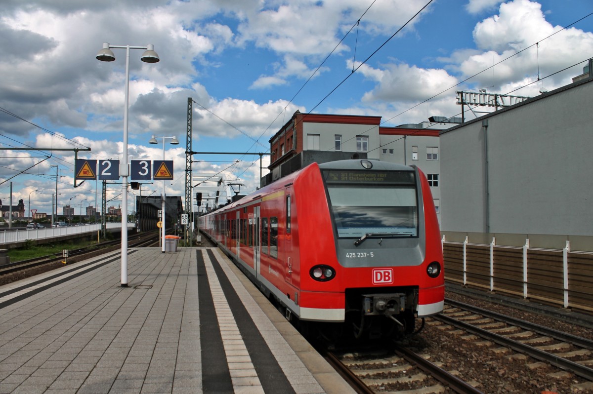 Nachschuss auf 425 237-5 und 425 740-8 am 24.05.2014, als sie aus Ludwigshafen (Rhein) Mitte gen Mannheim Hbf ausfuhren.