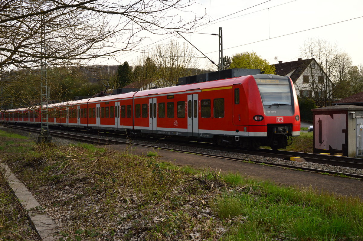 Nachschuss auf den 425 257-3 der als RE nach Stuttgart am 8.4.2016 von mir hier in 
Neckargerach abgelichtet wurde.