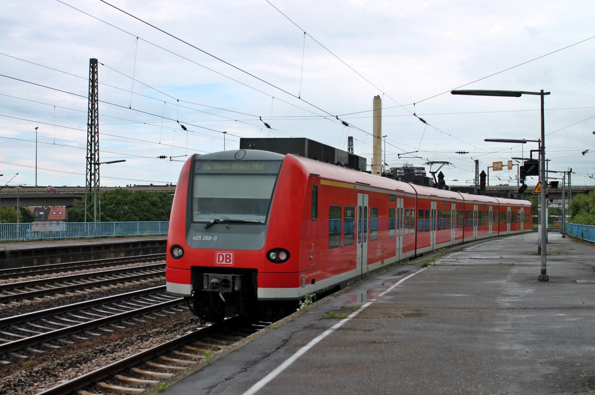 Nachschuss auf 425 268-0 am 24.05.2014 als RB 44 bei der Ausfahrt in Ludwigshafen (Rhein) Hbf in Richtung Mainz.