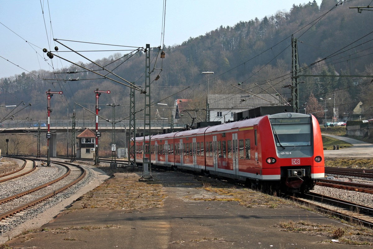 Nachschuss auf 425 312-6 am 06.03.2014 bei der Ausfahrt als RE 19042 (Rottweil - Stuttgart Hbf) in Horb.