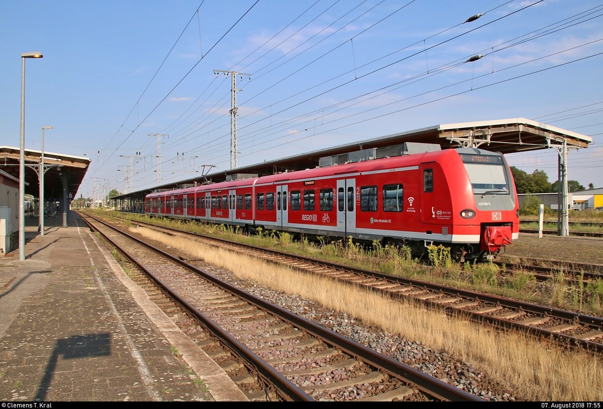 Nachschuss auf 425 505-5 der S-Bahn Mittelelbe (DB Regio Südost) als S 39057 (S1) von Wittenberge nach Schönebeck-Bad Salzelmen, die den Bahnhof Stendal auf Gleis 4 erreicht.
[7.8.2018 | 17:55 Uhr]
