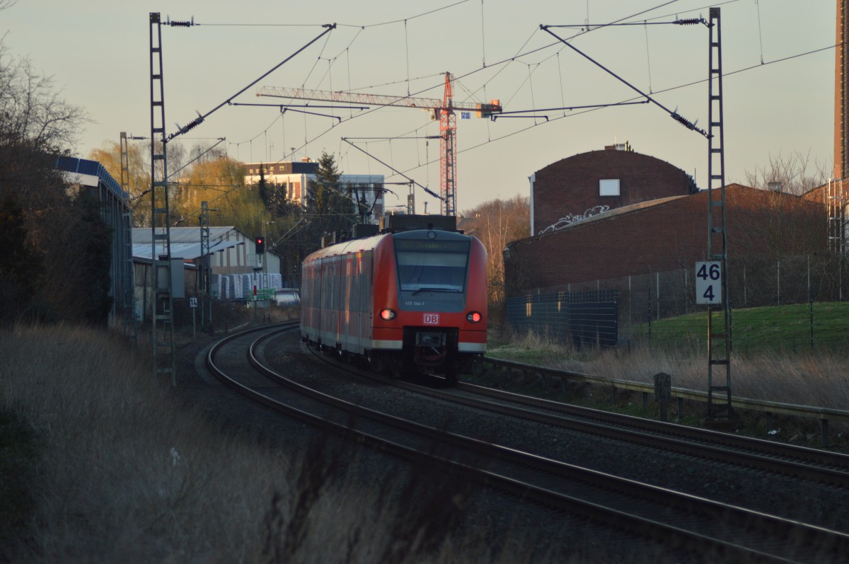 Nachschuß auf den 425 566-7 in Erkelenz, in wenigen Minuten wird er den Bahnhof erreichen.....er ist als RB33 nach Duisburg unterwegs. 22.3.2015