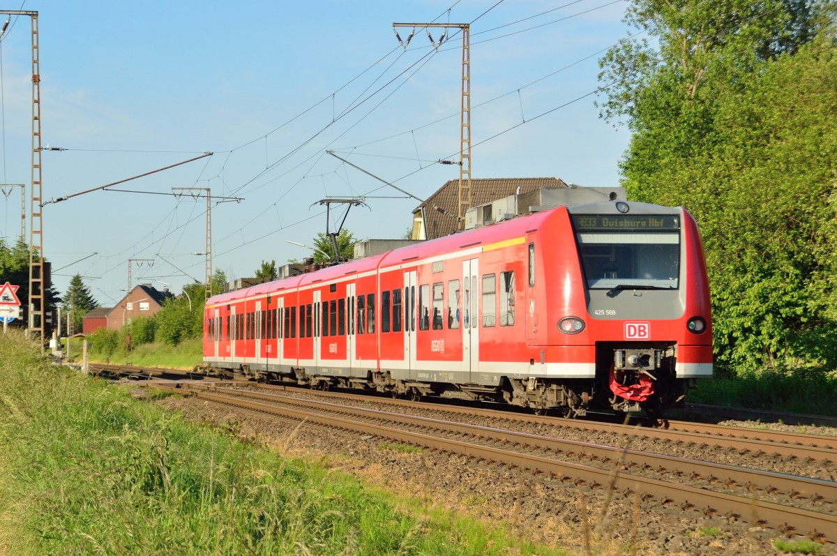 Nachschuß auf den 425 568 der als RB33 nach Duisburg fährt hier ist er unweit von Wickrath. 6.6.2014