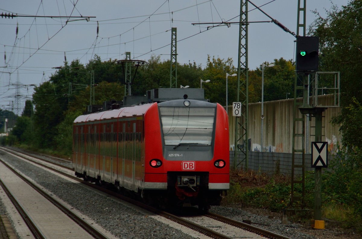 Nachschuß auf den 425 574-1 wie er gerade Anrath verlässt in Richtung Forstwald auf seinem Weg als RB 33 nach Duisburg. Sonntag 31.8.2014