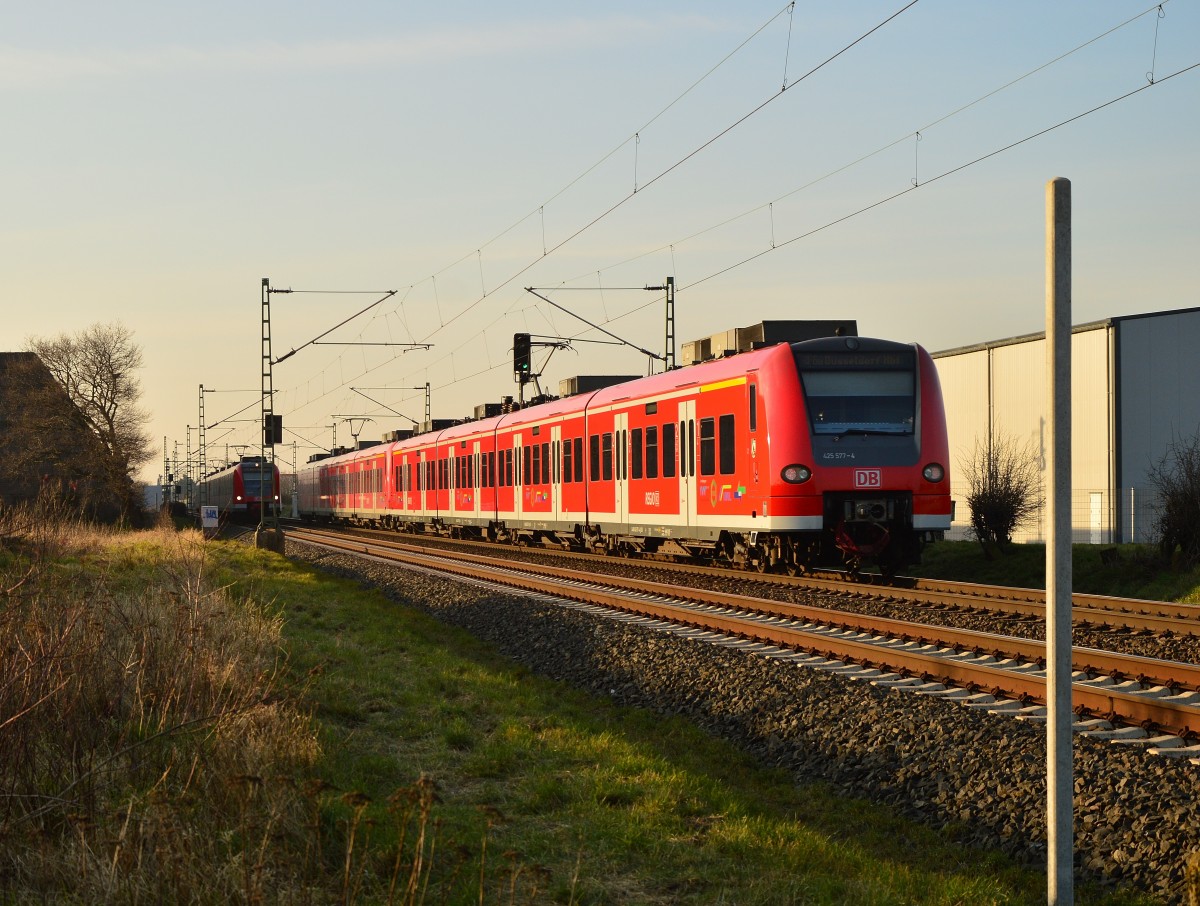 Nachschuß auf den 425 577-4 (ein RE 6a) und eine auf den Fotografen zufahrende S11 nach Bergisch Gladbach. 14.3.2016
