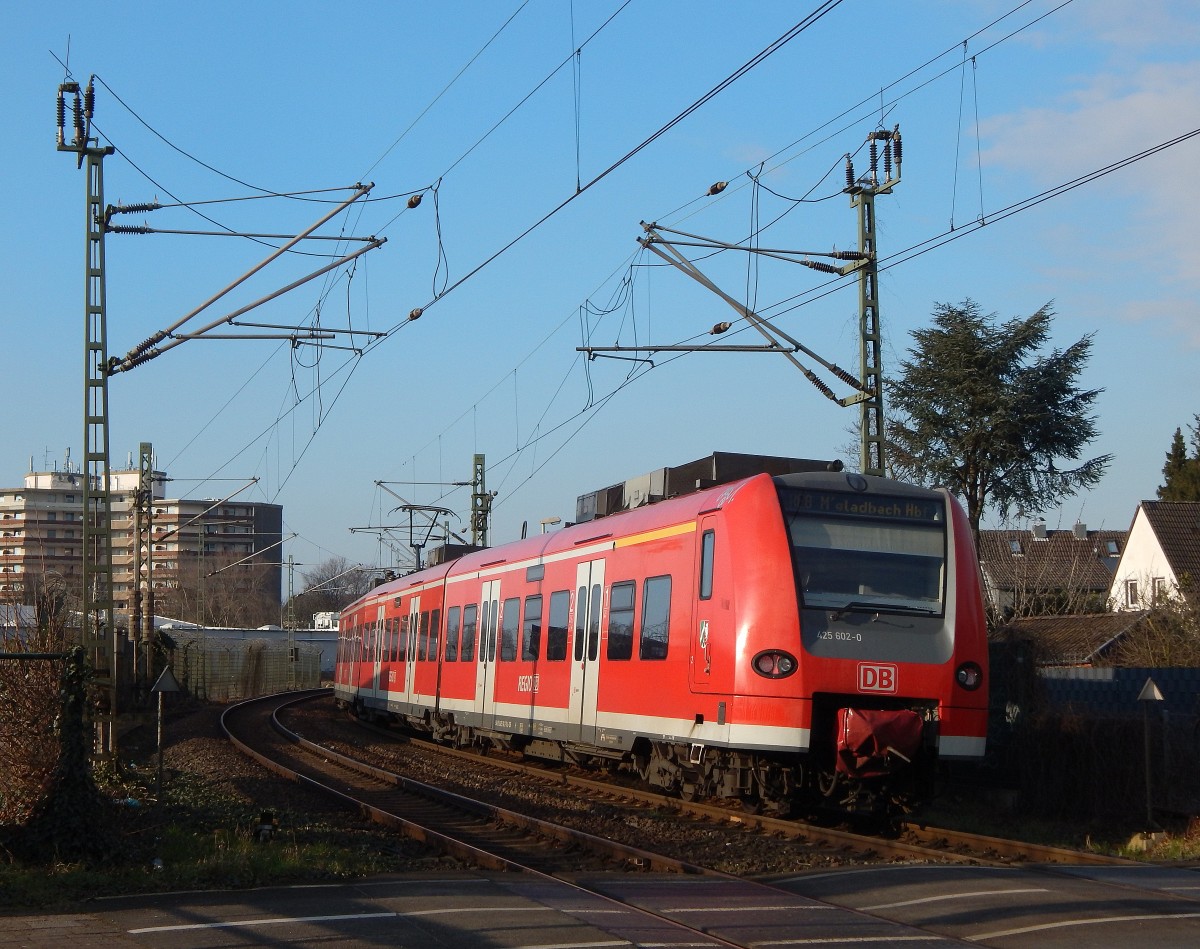 Nachschuss auf 425 602 als RE8 nach Mönchengladbach. In Kürze erreicht er den Bahnhof Grevenbroich.

Grevenbroich 17.02.2016