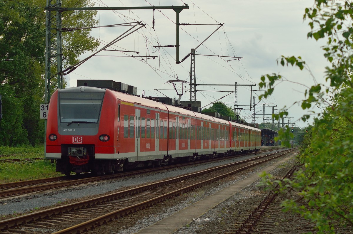 Nachschuß auf den 425 603-8 bei der Anfahrt an den Bahnsteig in Grevenbroich am Sonntag den 27.4.2014