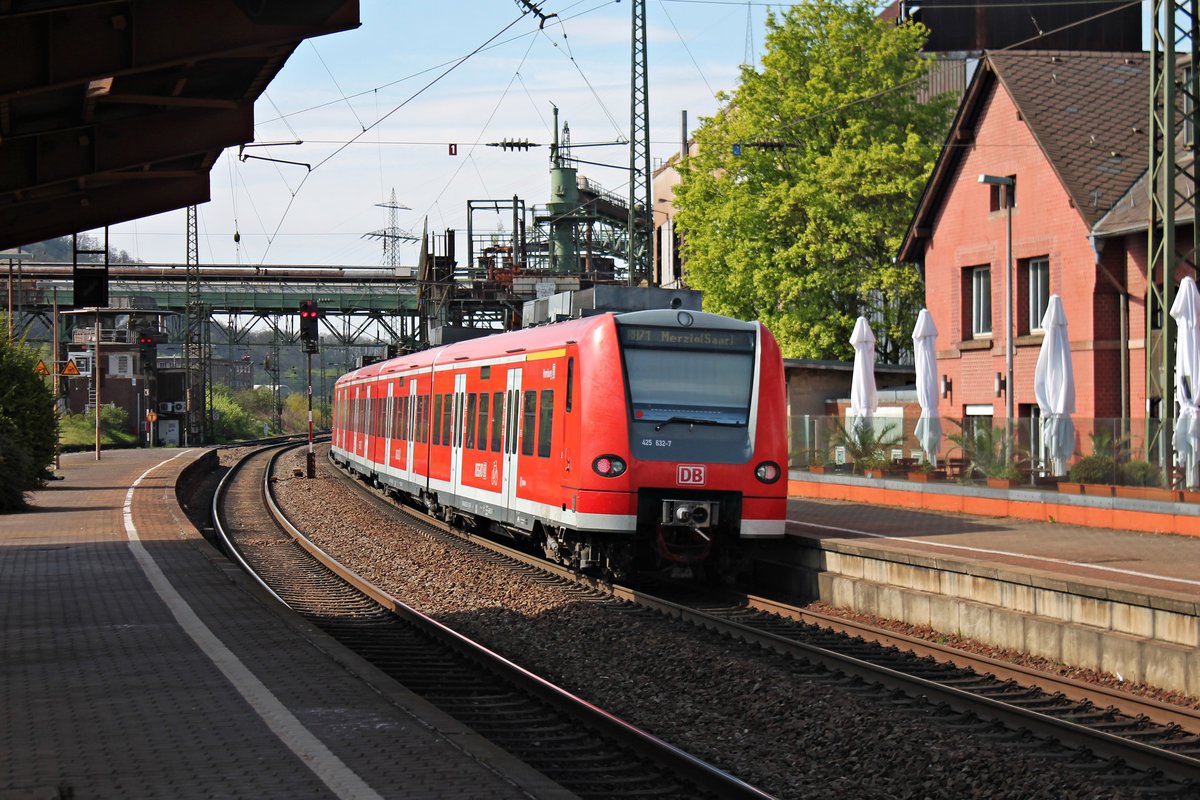 Nachschuss auf 425 632-7  Homburg  am 12.04.2017 als RB71 (Homburg (Saar) Hbf - Merzig (Saar)) bei der Ausfahrt aus dem Völklinger Bahnhof gen Dillingen (Saar).