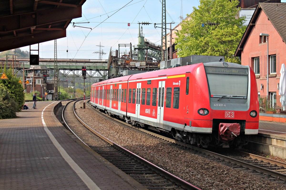 Nachschuss auf 425 637-6  Baltersweiler , welcher am 12.04.2017 als RB71 (Homburg (Saar) Hbf - Trier Hbf) aus dem Bahnhof von Völklingen gen Dillingen (Saar) fuhr.