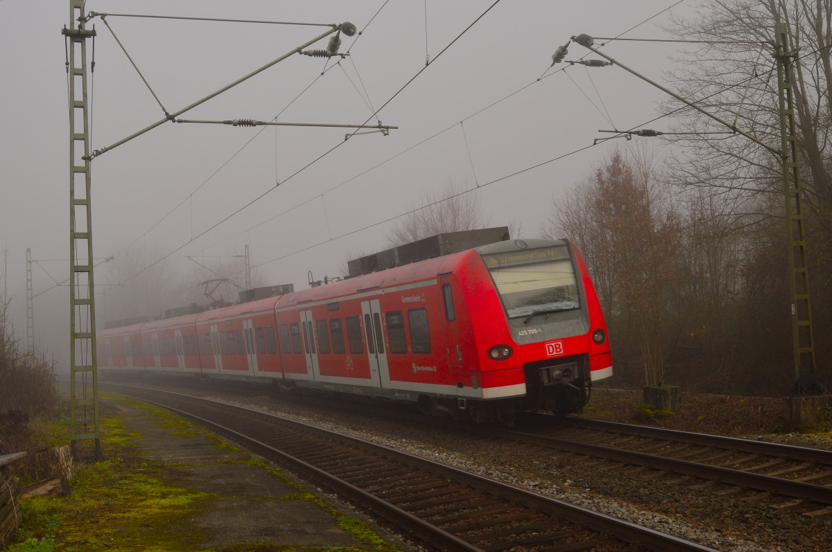 Nachschuß auf den 425 705 als S1 nach Homburg(Saar)der hier in den Nebel verschwindet. 28.12.2015