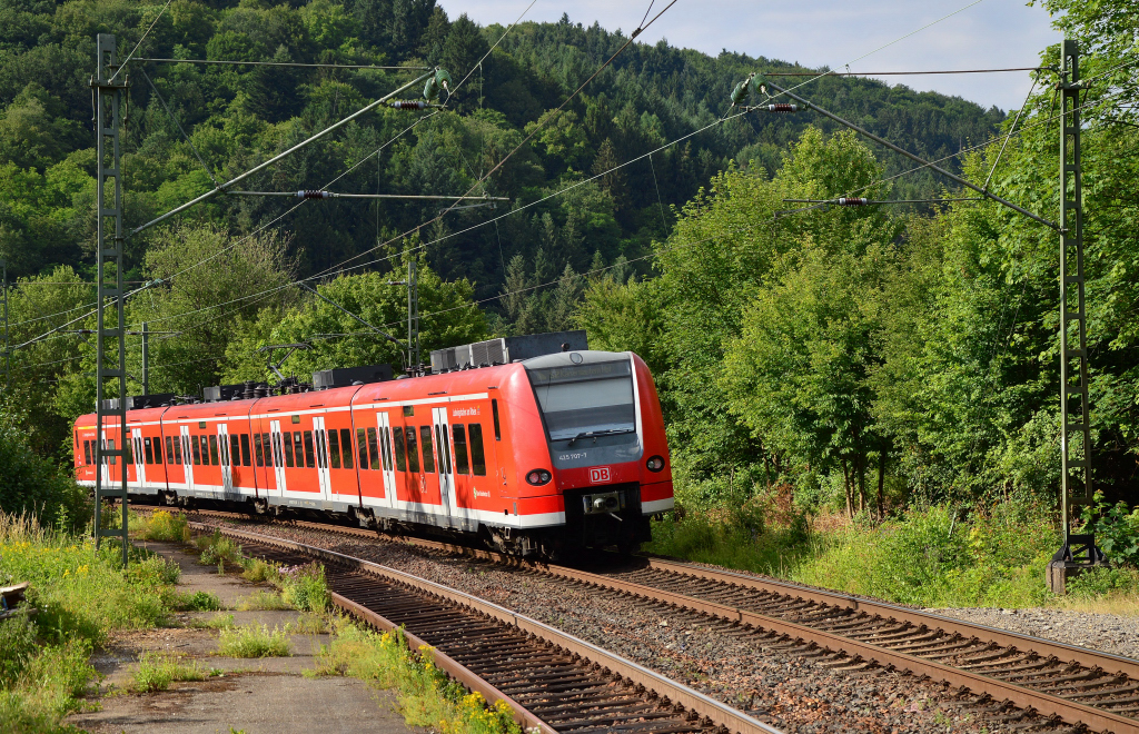 Nachschuß auf den 425 707 nach Kaiserslautern beim Verlassen von Neckargerach. 20.6.2015